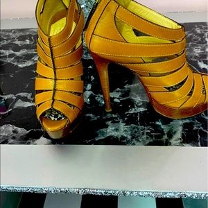 💯 authentic Christian Louboutin heels. Light brown beautiful heel.